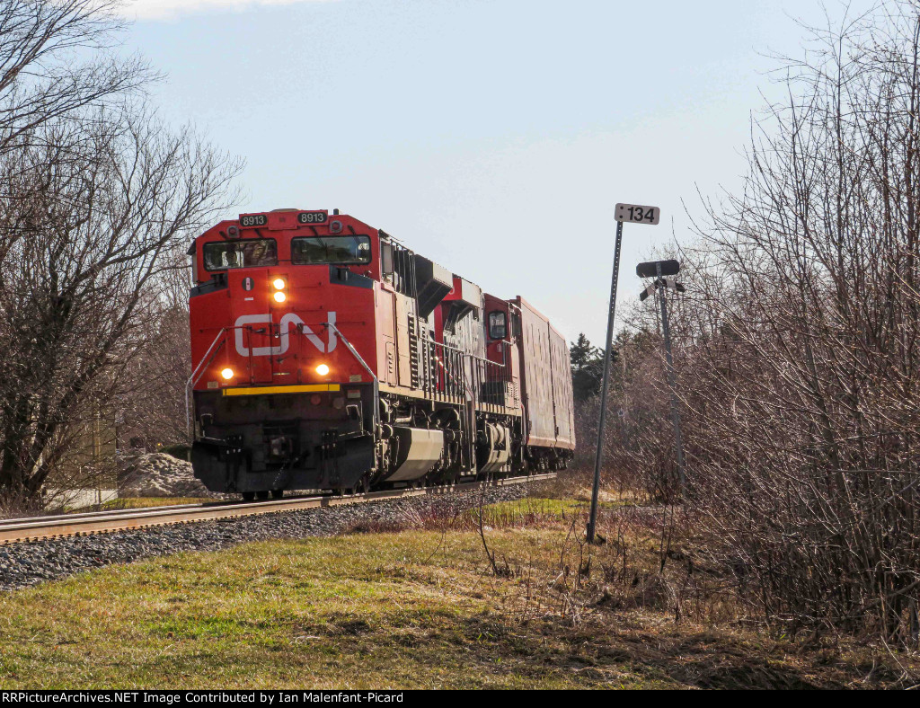 CN 8913 leads train 402 in Le Bic